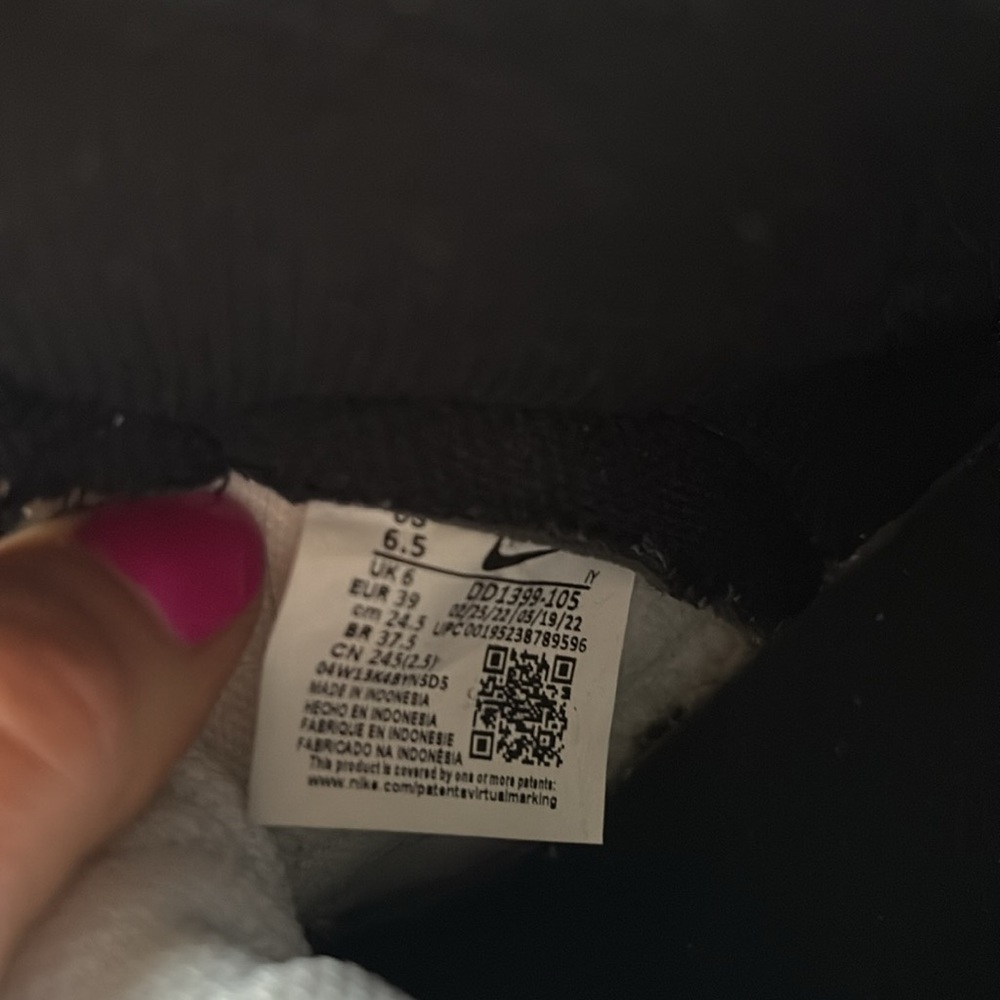 Nike Woman’s Black and White Nike Dunk Sneakers - Picture 5 of 7